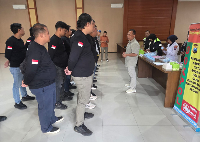 Lakukan Pengawasan Internal, Satresnarkoba Polres Kediri Gelar Tes Urin Acak