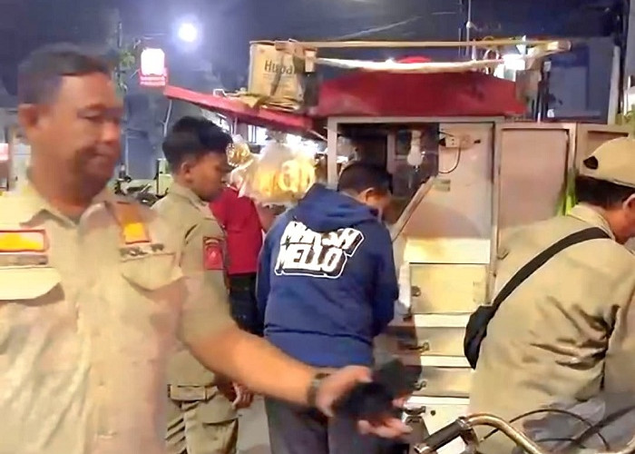 Satpol PP Angkut 2 Gerobak PKL yang Nekat Jualan di Trotoar Mal Poncol Pasuruan