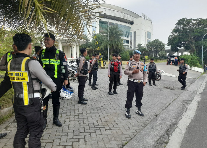 Amankan Peresmian Sekolah Rakyat, Kapolsek Lakarsantri Pastikan Giat Mensos di Graha Unesa Berjalan Kondusif