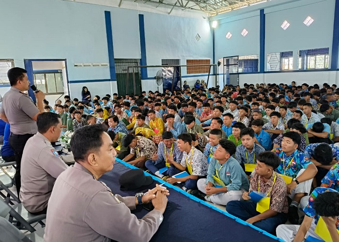 Kapolsek Tandes Beri Pembinaan Bahaya Gangster kepada Siswa MPLS di Sejumlah Sekolah 