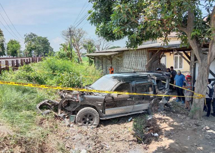 Mobil Ford Disambar KA Tawangalun, 5 Orang Terluka