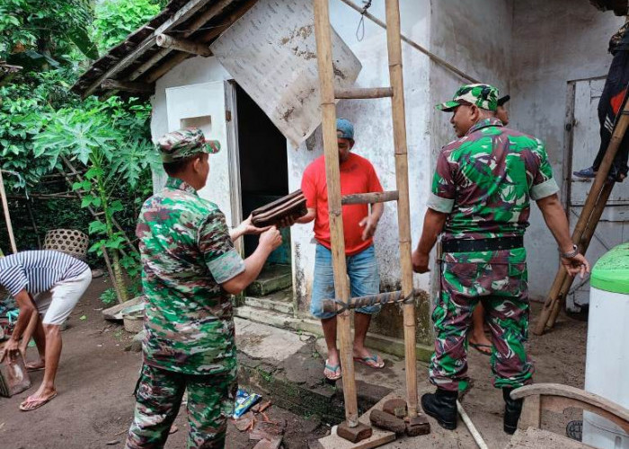 Menjalin Kebersamaan, Babinsa Jenggrong dan Warga Bersinergi Renovasi Rumah Warga