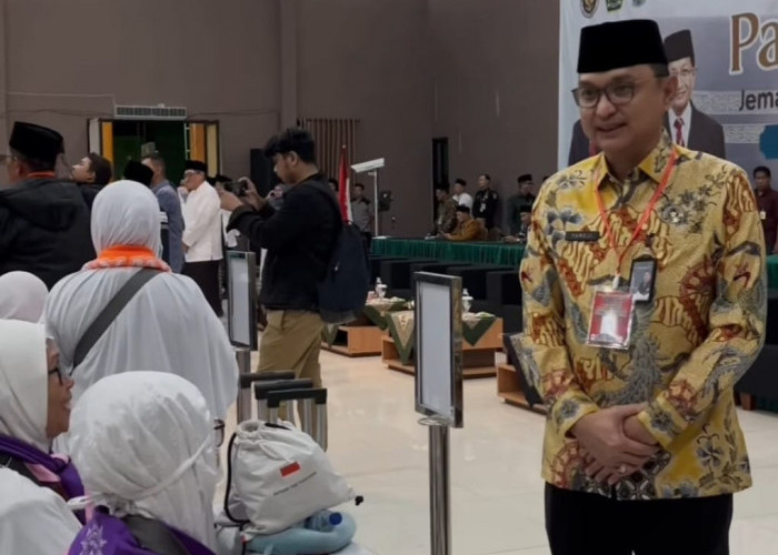 Imigrasi Surabaya Kawal Pemberangkatan Kloter Pertama Jemaah Haji 2025