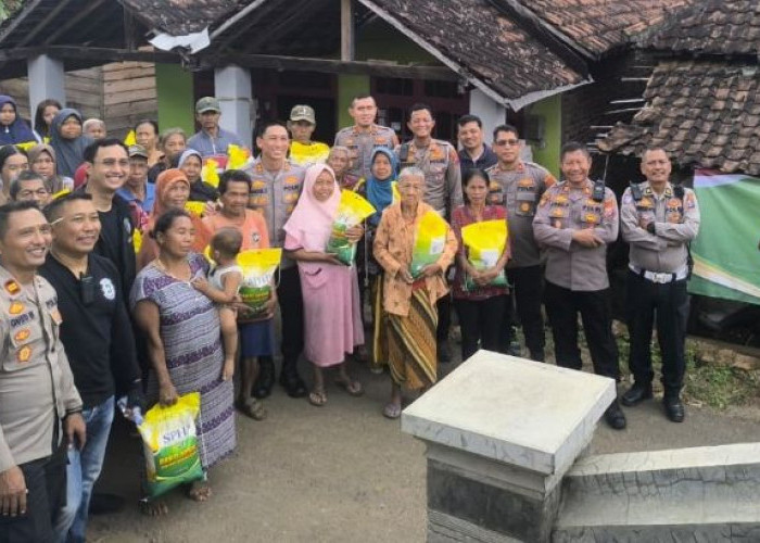 Kapolres Kediri Kota Turun Langsung Salurkan Bansos, Warga Antusias dan Terharu