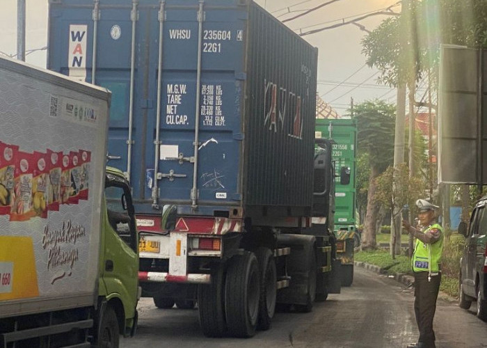 Sore Hari Padat Aktivitas, Unit Lantas Polsek Tandes Siagakan Personel di Karangpoh Surabaya