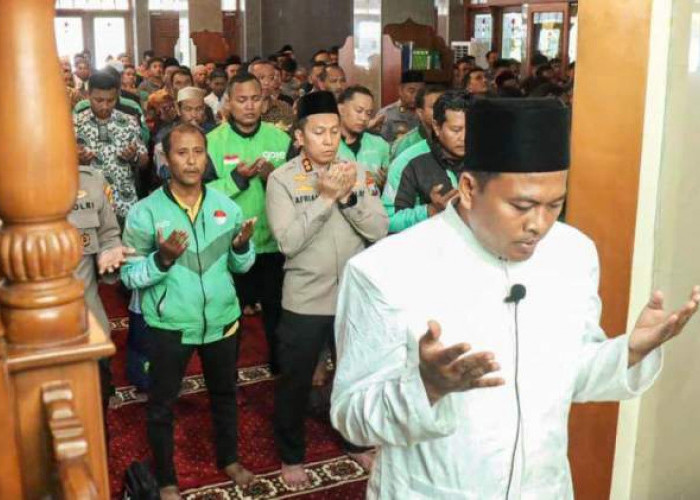 Kapolres Bojonegoro AKBP Afrian dan Komunitas Ojol Salat Gaib untuk Almarhum Affan Kurniawan