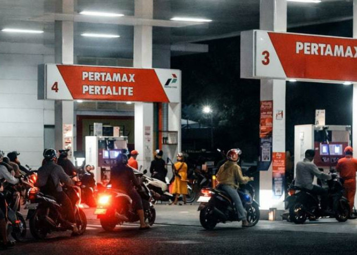 Isu BBM Naik Picu Antrean Panjang di SPBU Jember, Warga Lakukan Panic Buying