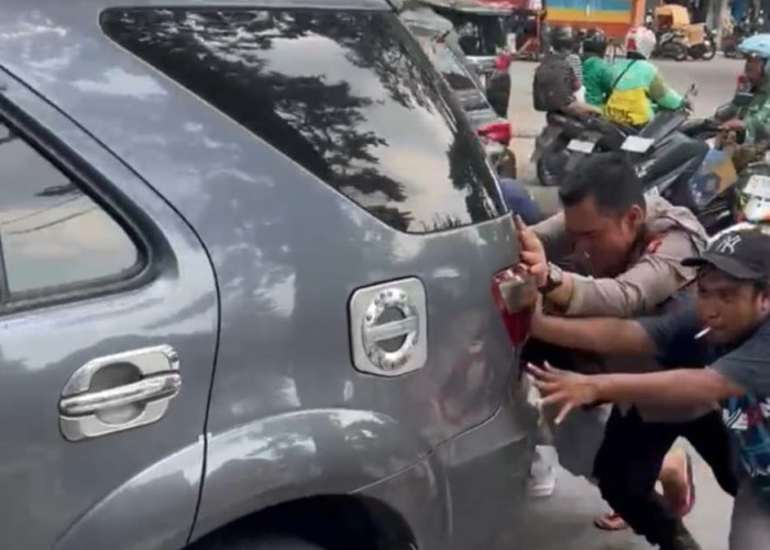 Aksi Sigap Polisi Bubutan Dorong Mobil Mogok di Depan Stasiun Pasar Turi