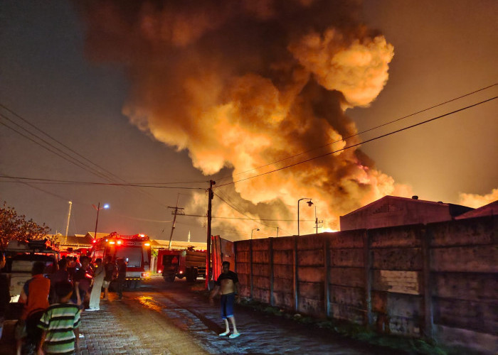 30 Unit Tempur Diterjunkan Padamkan Kebakaran Gudang Tinner Kalianak Madya