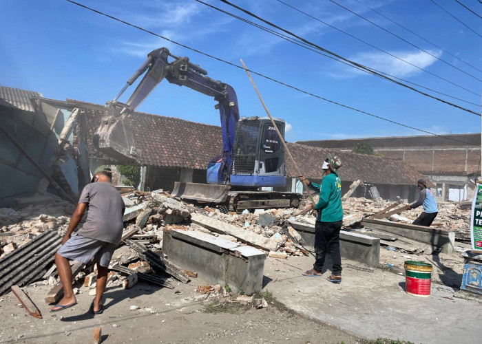 Diduga Jadi Area Prostitusi, Belasan Warung di Pasar Janti Ponorogo Dirobohkan