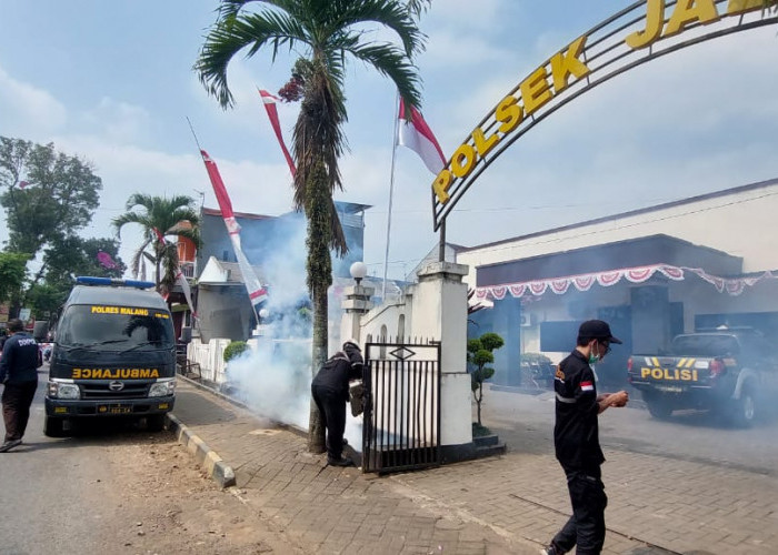 Berantas Nyamuk DBD Polres Malang Fogging Perkantoran Hingga Rumah Dinas