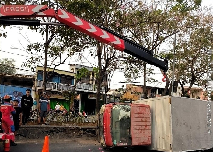 Diduga Sopir Mengantuk, Truk Boks Terguling di Jalan Sukomanunggal Surabaya