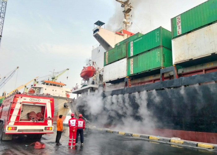 Kapal Peti Kemas Terbakar di Terminal Berlian, 15 Unit Damkar Diterjunkan