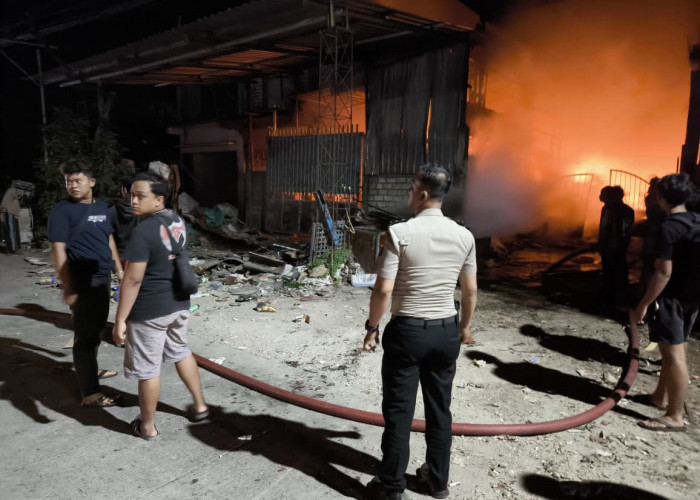 Gudang Rosokan di Sukodadi Lamongan Terbakar, Layanan 110 Polisi Respon Cepat