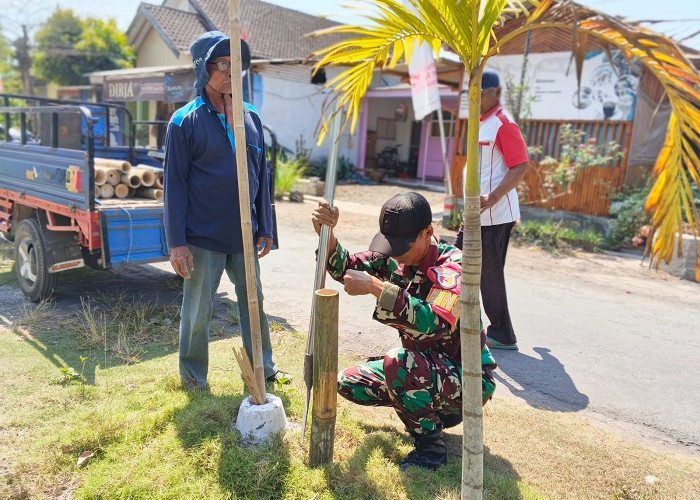 Semarak HUT Kemerdekaan RI, Babinsa Kraton Bantu Warga Percantik Lingkungan 