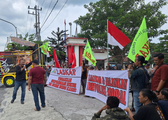 Massa Demo Minta Bupati Blitar Rini Syarifah Dilengserkan
