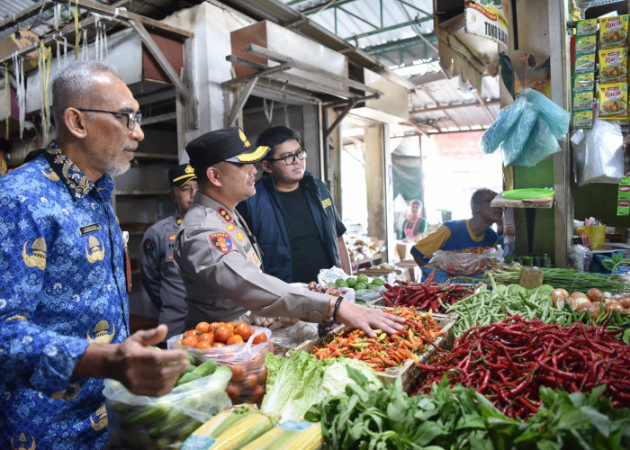 Kapolres Gresik Sidak Pasar, Sapa Pedagang dan Pastikan Stok Aman Jelang Idulfitri 1447 H