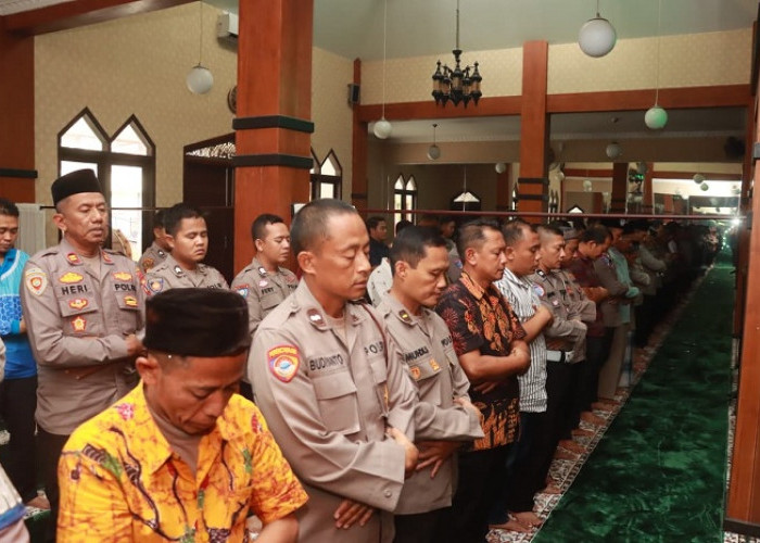 Polres Blitar Gelar Salat Gaib untuk Almarhum Driver Ojol Affan Kurniawan