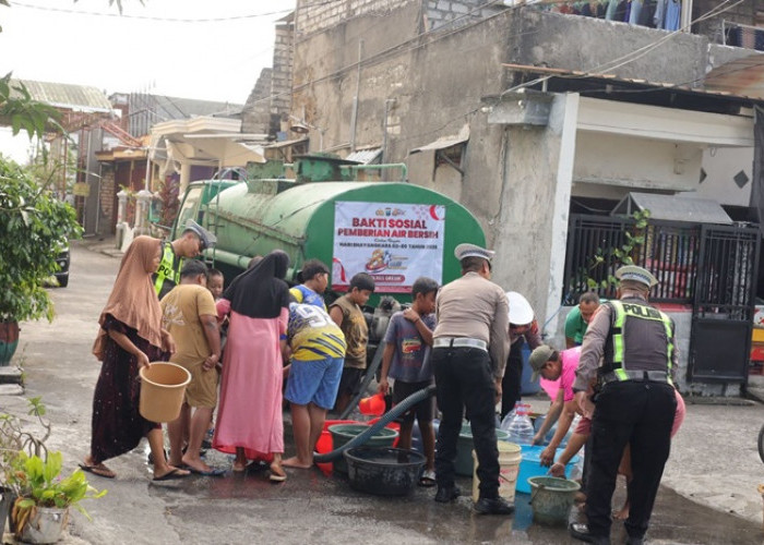 Sambut HUT Ke-80 Bhayangkara, Satlantas Polres Gresik Salurkan Air Bersih untuk Warga Duduksampeyan 