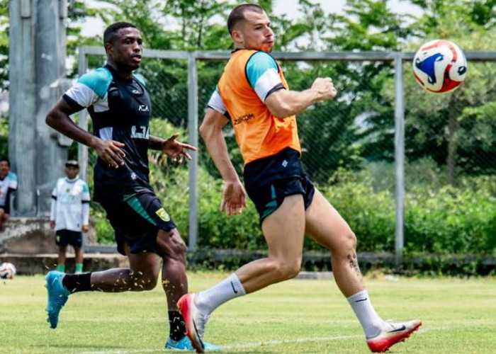 Tanpa Pelatih Kepala, Persebaya Fokus dan Profesional Hadapi Bhayangkara FC di Bawah Komando Uston Nawawi