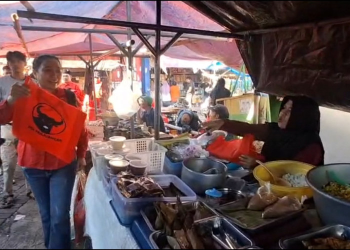 Atasi Keluhan Ganti Harga Plastik, Widarto Bagikan Ribuan Goodie Bag di Pasar Tradisional Jember