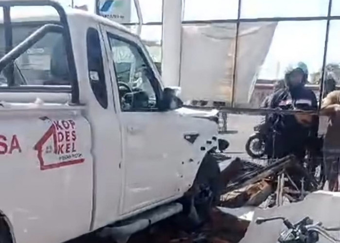 Pikap KDMP Tabrak Pemotor dan Jebol Tembok Toko di Pasuruan, Diduga Sopir Mengantuk