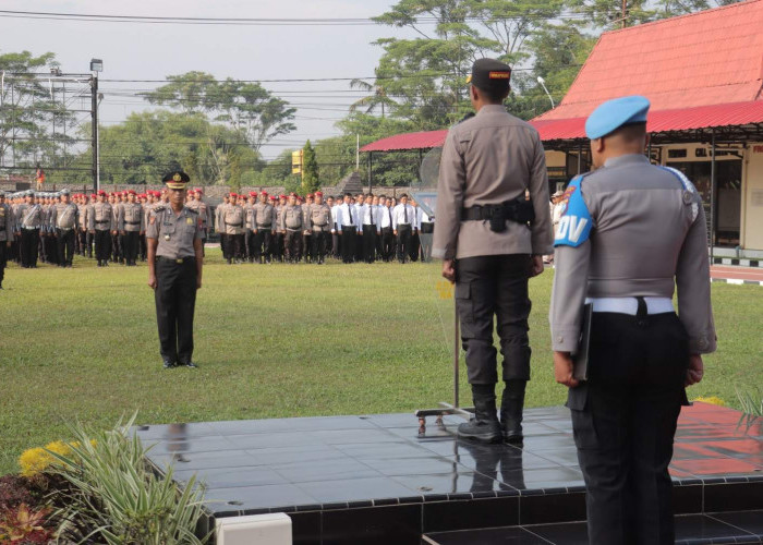 Wakapolres Blitar Pimpin Upacara Korps Raport Kenaikan Pangkat Pengabdian 