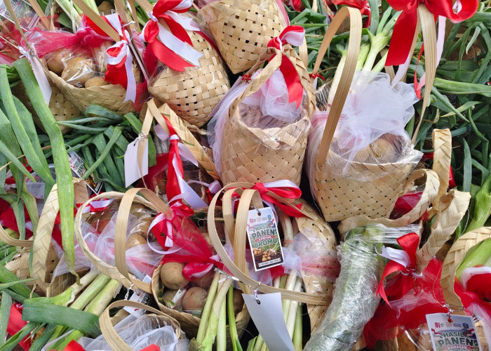 Hasil Panen Petani Jatim Banjiri Grahadi, Ribuan Keranjang Buah dan Sayur Dibagikan