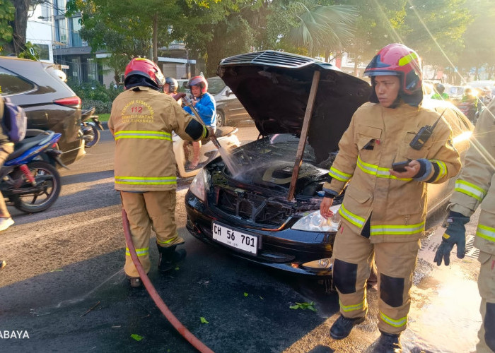Mobil Konsul Kehormatan Hungaria Terbakar di Jalan Mayjen Sungkono