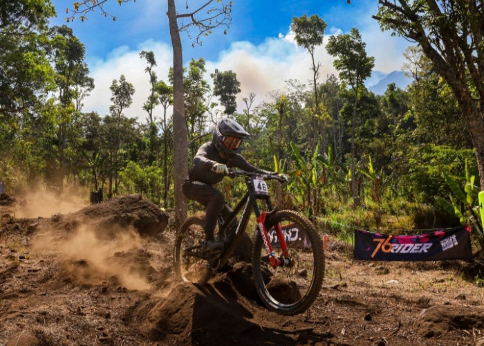 Lintasan Kering dan Debu Tebal Warnai Persaingan 76 Ultimate Downhill 2026 di Pasuruan
