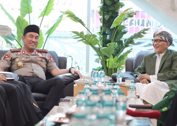 Dekatkan Diri dengan Ulama, Kapolri Silaturahmi ke Rais Aam PBNU di Surabaya
