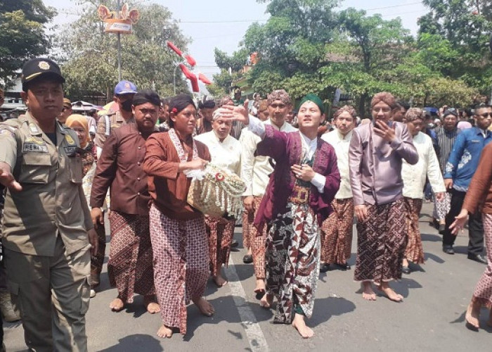 Hari Jadi Ke-832 Trenggalek Bertema Hambeging Bumi, Rombongan Bupati Kompak Jalan Tanpa Alas Kaki 