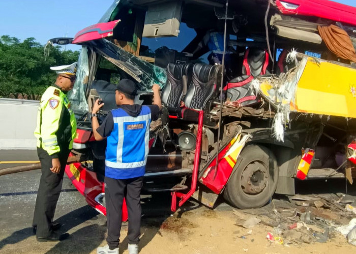 Bus Nusa Bali Hantam Truk di Tol Gempas, 12 Penumpang Luka-Luka
