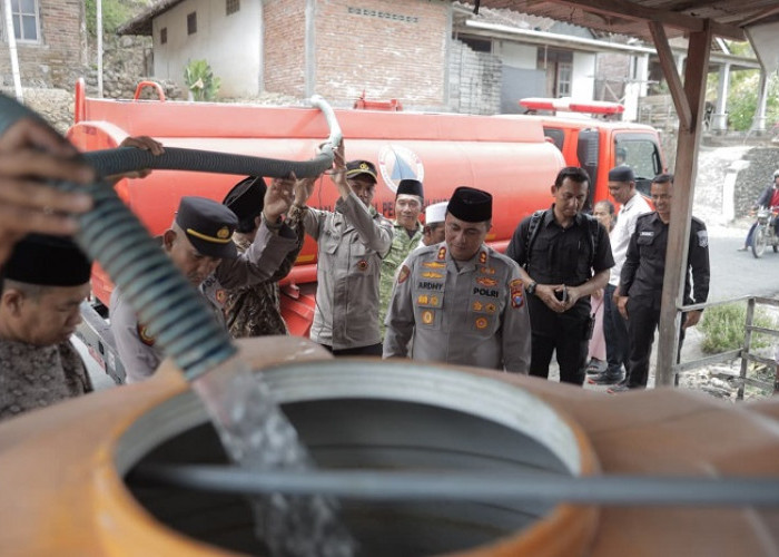 Blitar Dilanda Kekeringan, Polres dan BPBD Salurkan Air Bersih ke Kaligambir