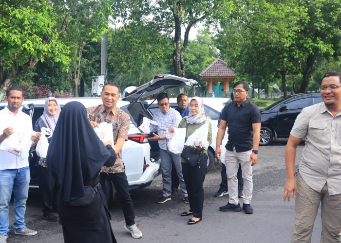 Polres Ngawi Gelar Jumat Berkah di Alun-alun Merdeka, Sat Intelkam Bagikan Paket Makanan