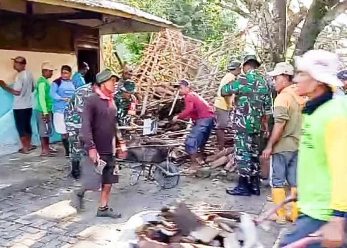 Babinsa Koramil Kepohbaru Bojonegoro dan Warga Gotong Royong Bersihkan Runtuhan Gedung SDN Pejok