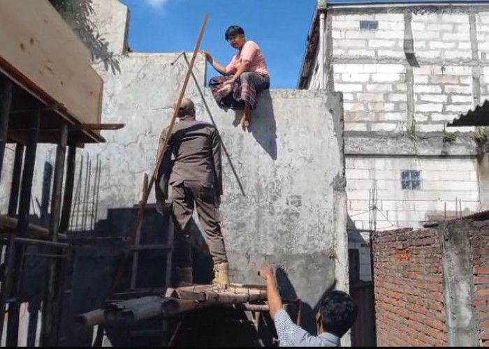 Ngamuk dan Naik Atap Rumah Warga, Pria Depresi Bawa Sajam Dievakuasi Damkar Gresik