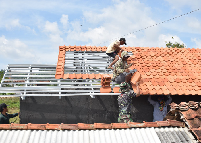 Satgas TMMD Tetap Semangat Pasang Genteng