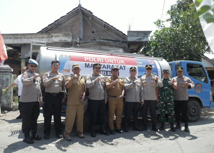Musim Kemarau, Polres Blitar Salurkan 20 Ribu Liter Air Bersih untuk Warga Kecamatan Wates