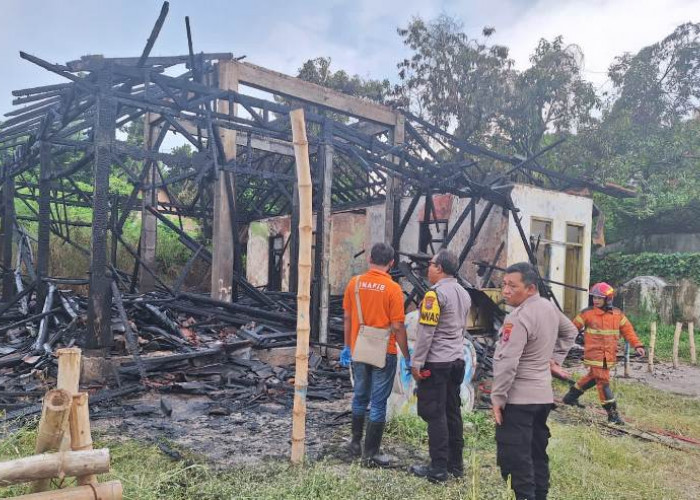 Polsek Sawahan Respons Cepat Laporan Kebakaran di Jalan Mayjend Soengkono Surabaya