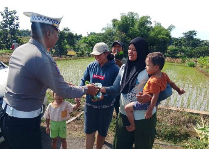 Polisi Magetan Ajak Tertib Berlalu Lintas sambil Bagi Nasi Bungkus