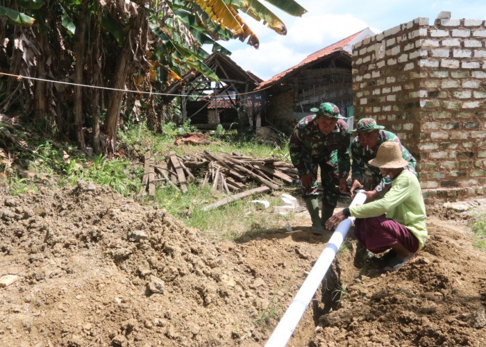 TMMD ke-127 Perkuat Sanitasi Desa, TNI dan Warga Pasang Saluran Septic Tank
