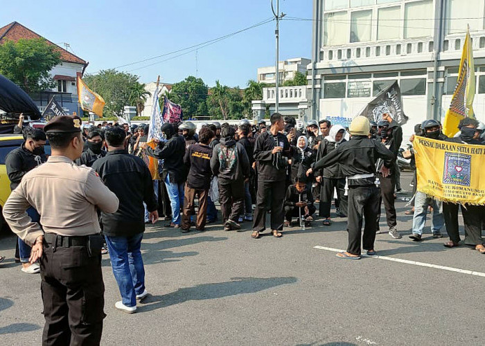 Ribuan Massa PSHT Menggelar Aksi Damai di Mapolrestabes Surabaya