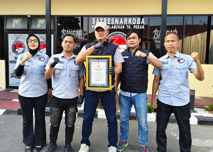 Ungkap Kasus Narkoba Terbanyak, Kasatreskoba Polres Pelabuhan Tanjung Perak Raih Penghargaan Kapolres
