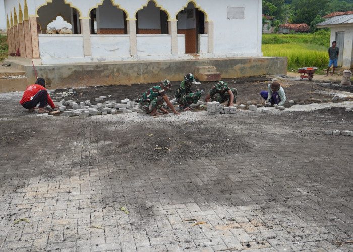 Pemasangan Paving Blok TMMD 127 di Yayasan Miftahul Ulum Capai 80 Persen