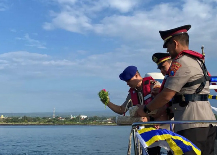 Polresta Banyuwangi Gelar Ziarah Laut dan Tabur Bunga di Selat Bali