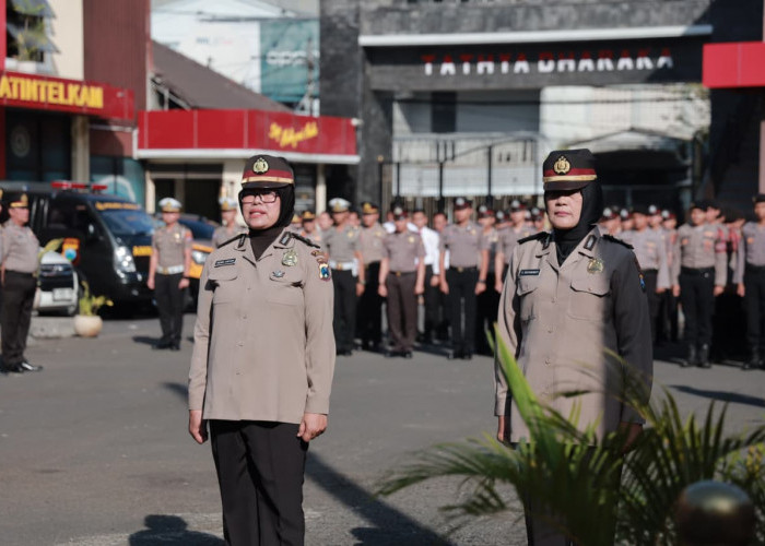 Jelang Pensiun, Dua Anggota Polres Jember Terima Penghargaan Loyalitas Seumur Hidup
