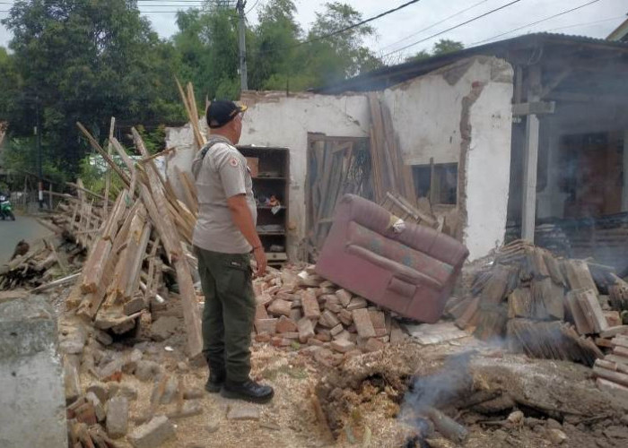 Tertimpa Pohon Tumbang, Toko Kakek 72 Tahun di Situbondo Ambruk 