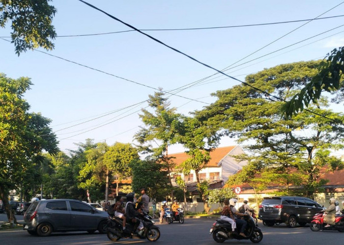 Bantu Kelancaran Arus Lalu Lintas, Bhabinkamtibmas Medokan Ayu Siaga di Simpang Puskesmas Rungkut