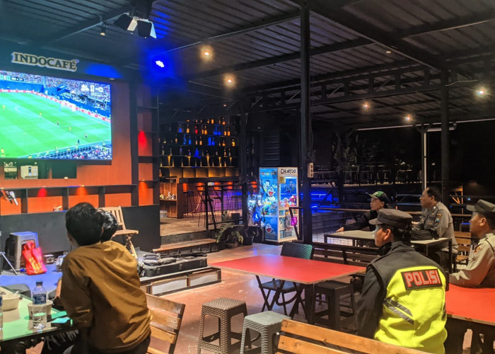 Sambut Hari Bhayangkara ke-80, Polisi Bersama Warga Pacet Nobar Piala Dunia 